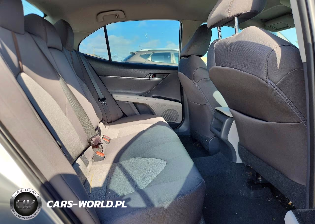 2018 Toyota Camry Le VIN:4T1B11HKXJU131668 - 10