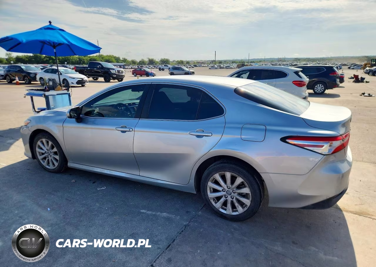 2018 Toyota Camry Le VIN:4T1B11HKXJU131668 - 2