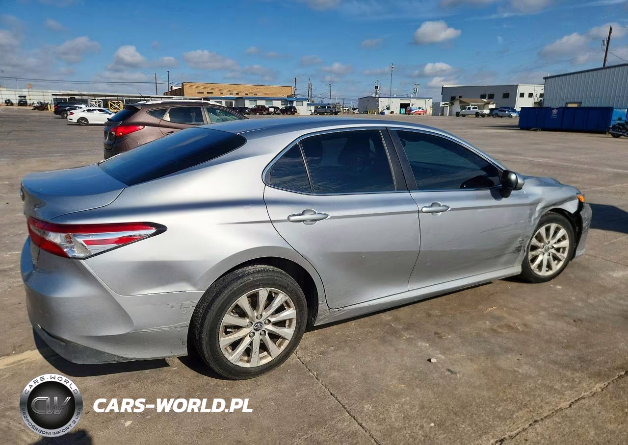 2018 Toyota Camry Le VIN:4T1B11HKXJU131668 - 3