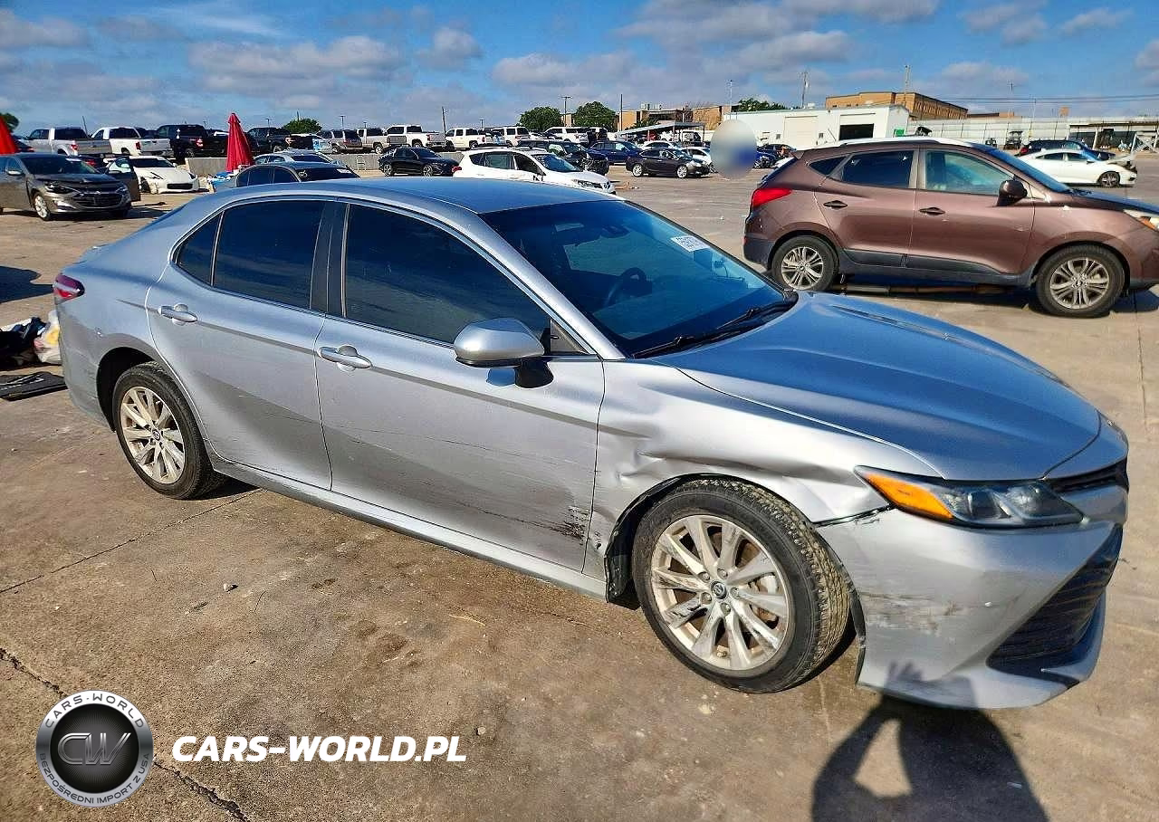 2018 Toyota Camry Le VIN:4T1B11HKXJU131668 - 4