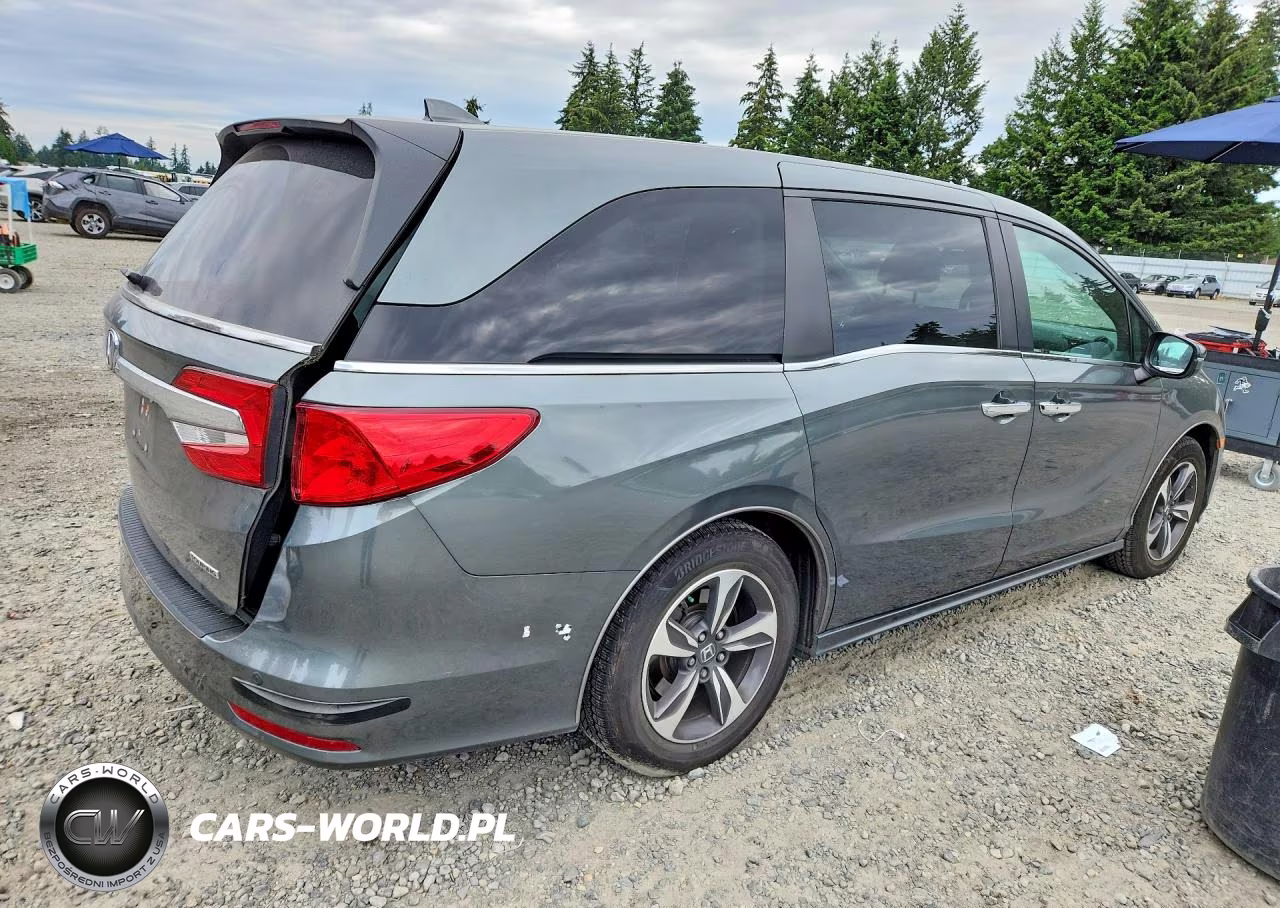 2018 Honda Odyssey Touring VIN:5FNRL6H8XJB009142 - 3