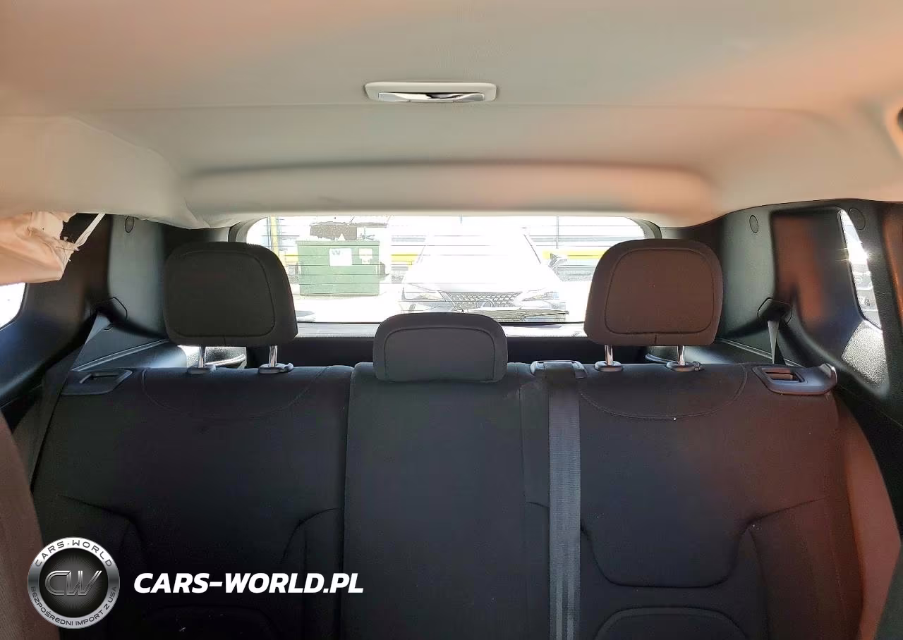 2018 Jeep Renegade Latitude VIN:ZACCJABB7JPG80490 - 10