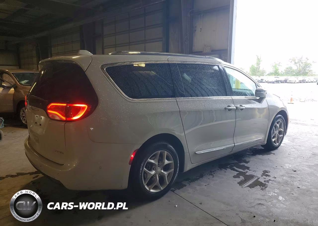 2017 Chrysler Pacifica Limited VIN:2C4RC1GG3HR560586 - 3