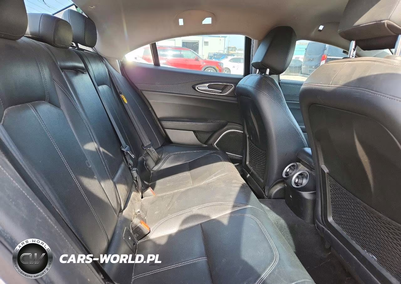 2018 Alfa Romeo Giulia VIN:ZARFAEBN7J7565292 - 10