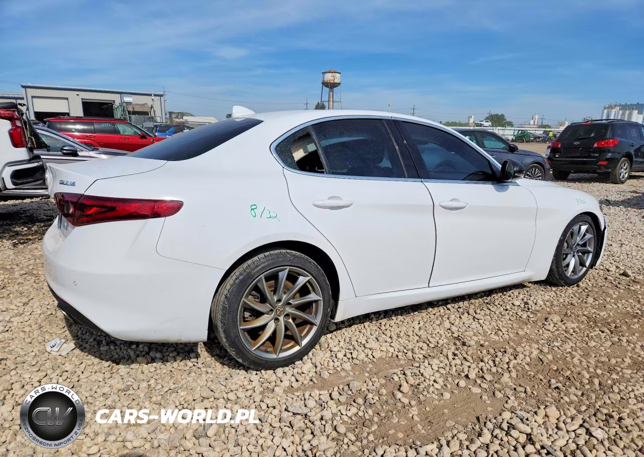 2018 Alfa Romeo Giulia VIN:ZARFAEBN7J7565292 - 3