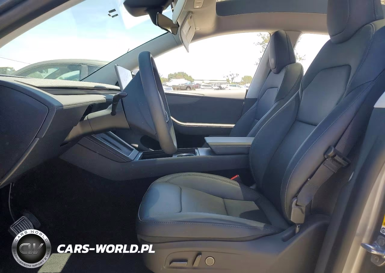 2026 Tesla Model Y VIN:7SAYGDEEXTF460740 - 7