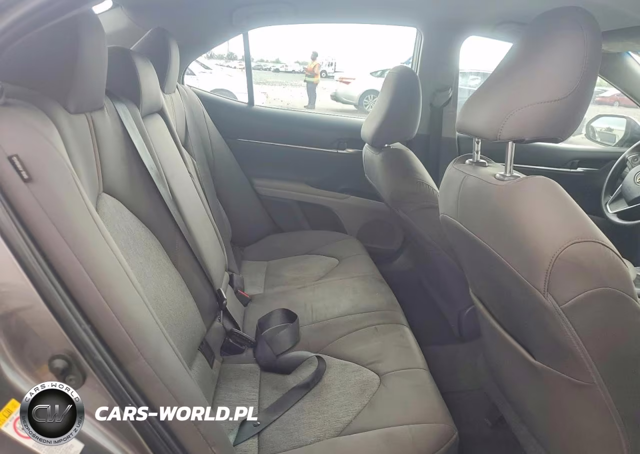 2018 Toyota Camry Le VIN:4T1B11HK4JU141399 - 10