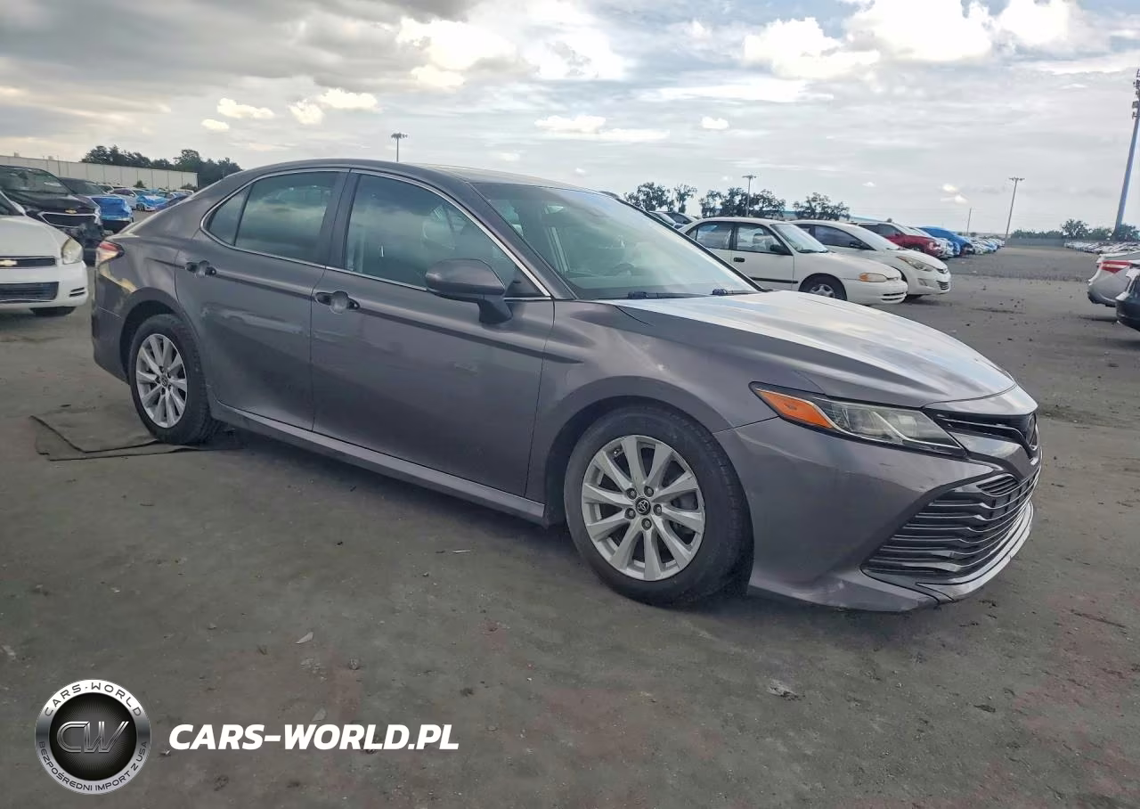 2018 Toyota Camry Le VIN:4T1B11HK4JU141399 - 4