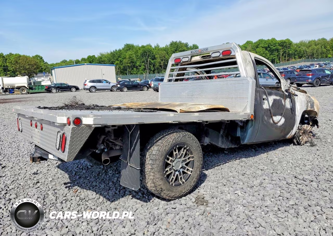 2011 Chevrolet Silverado K1500 VIN:1GCNKPEA8BF158449 - 3