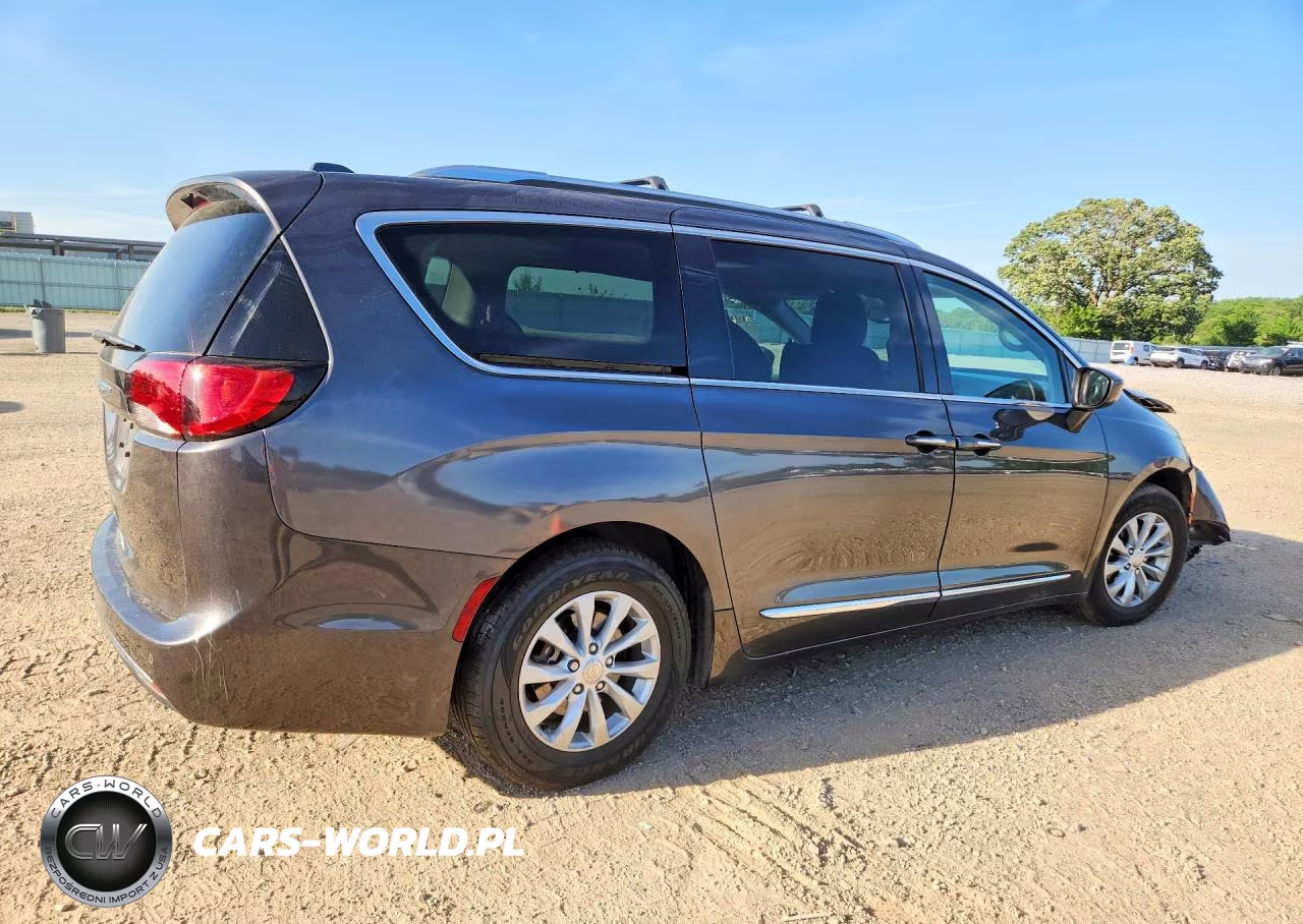 2018 Chrysler Pacifica Touring L VIN:2C4RC1BG2JR263600 - 3