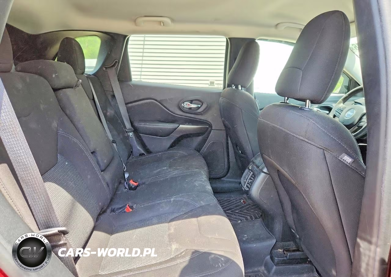 2020 Jeep Cherokee Latitude VIN:1C4PJMCB3LD611878 - 11
