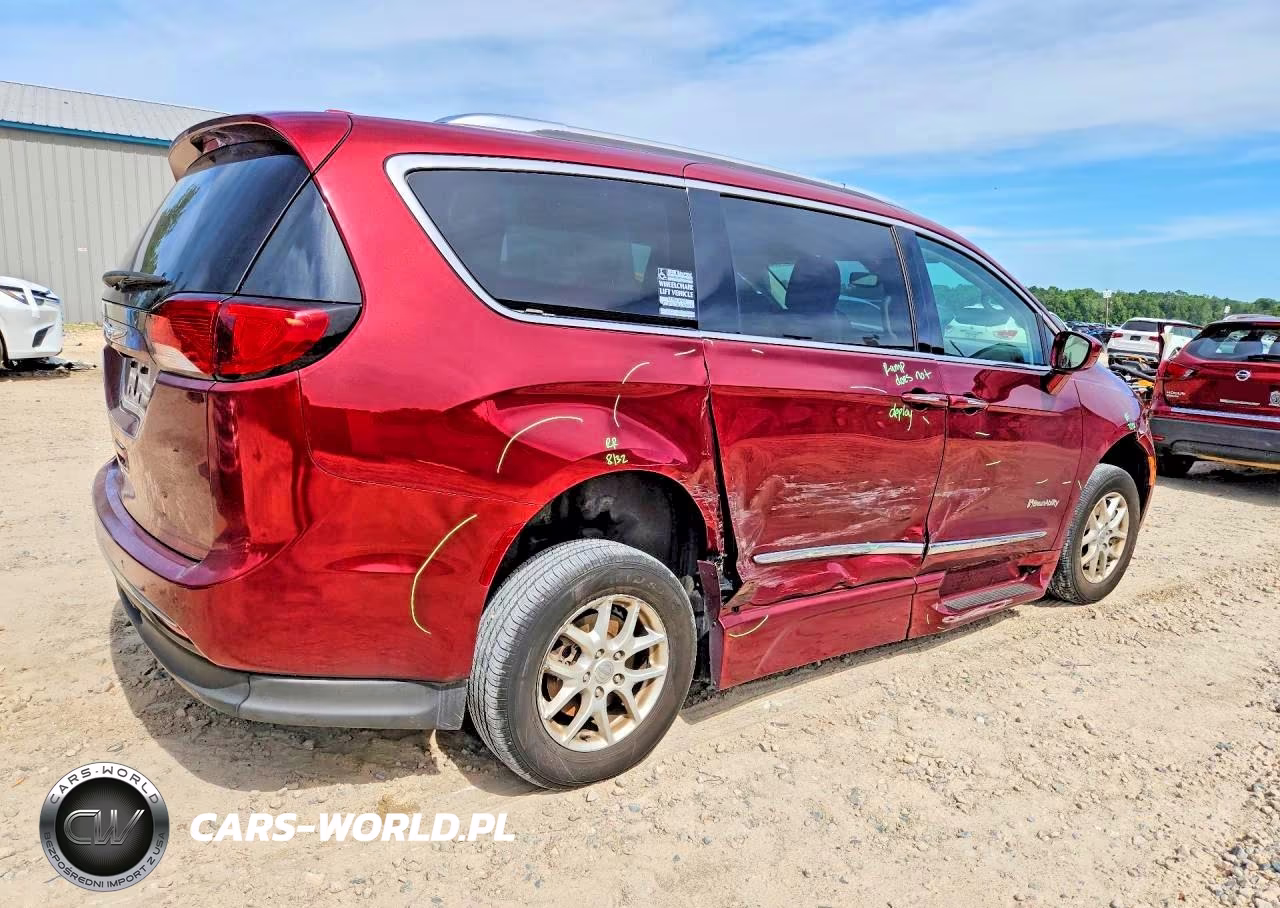 2020 Chrysler Pacifica Touring L VIN:2C4RC1BGXLR182881 - 3