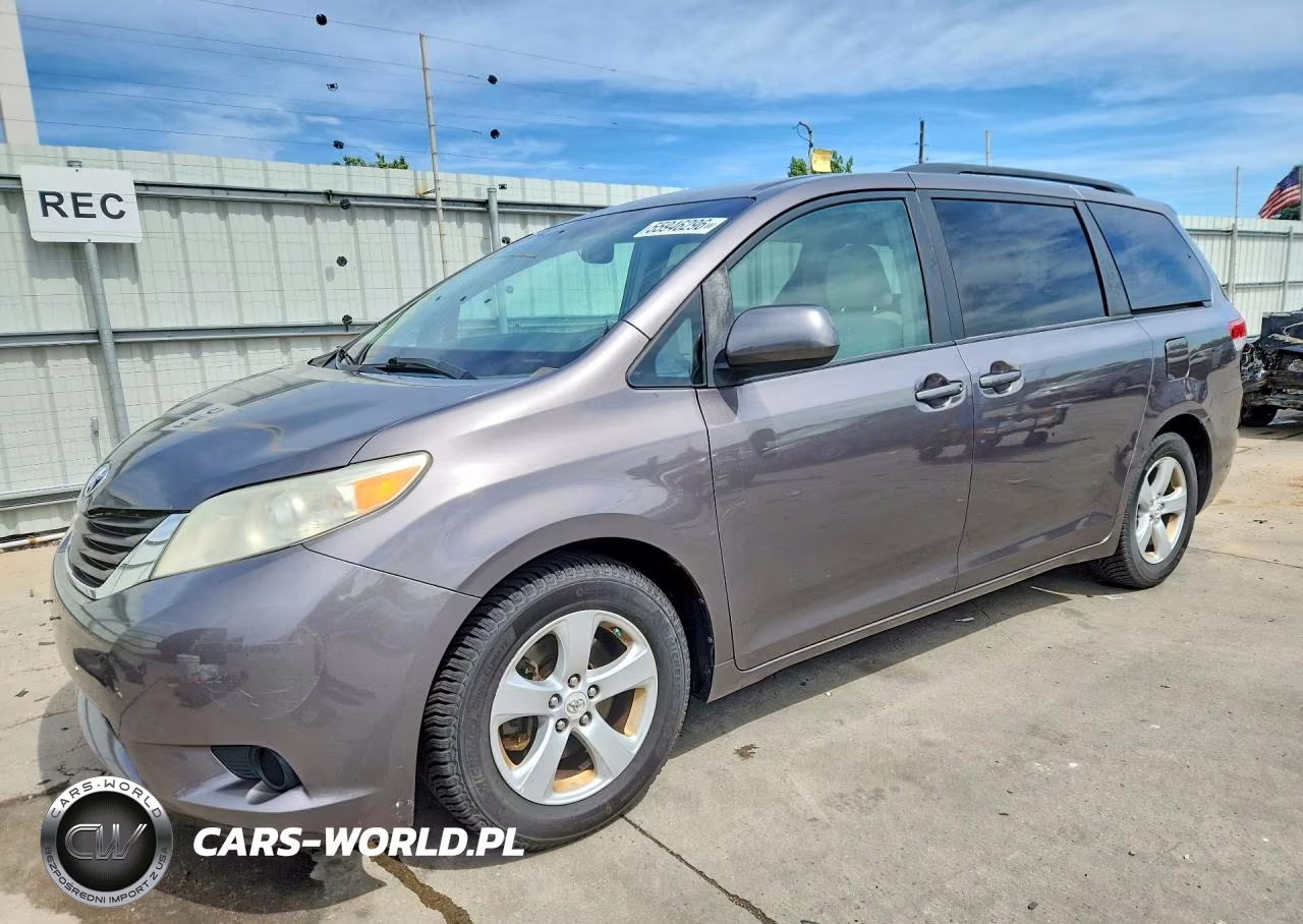 2011 Toyota Sienna Le – zdjęcie 1 z 13