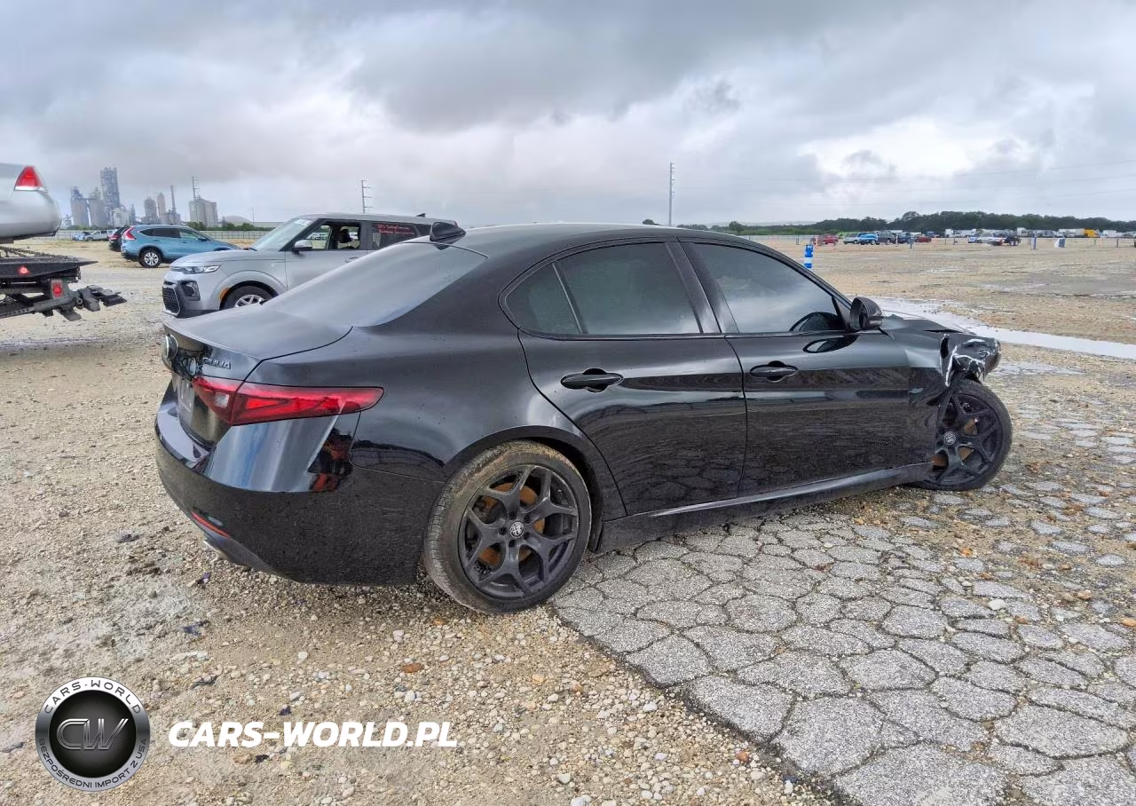 2021 Alfa Romeo Giulia Sport VIN:ZARFAMANXM7646366 - 3