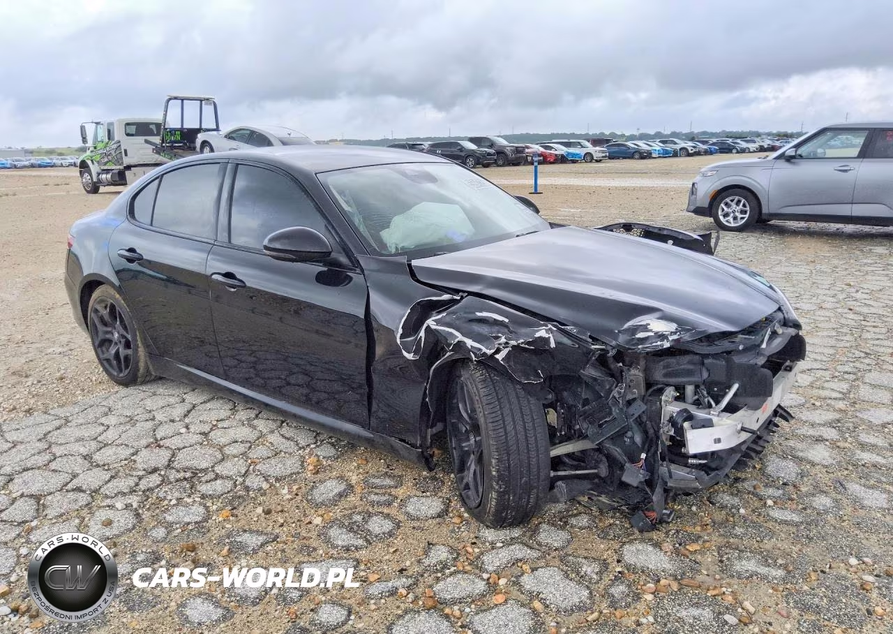 2021 Alfa Romeo Giulia Sport VIN:ZARFAMANXM7646366 - 4