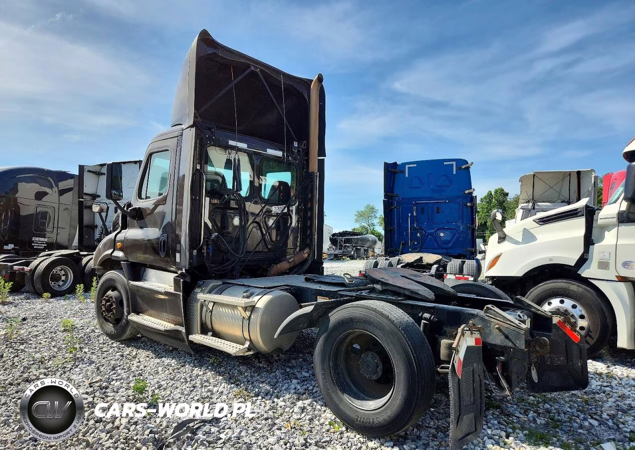 2017 Freightliner Cascadia 113 Semi Truck VIN:1FUBGBDV2HLHH2541 - 3