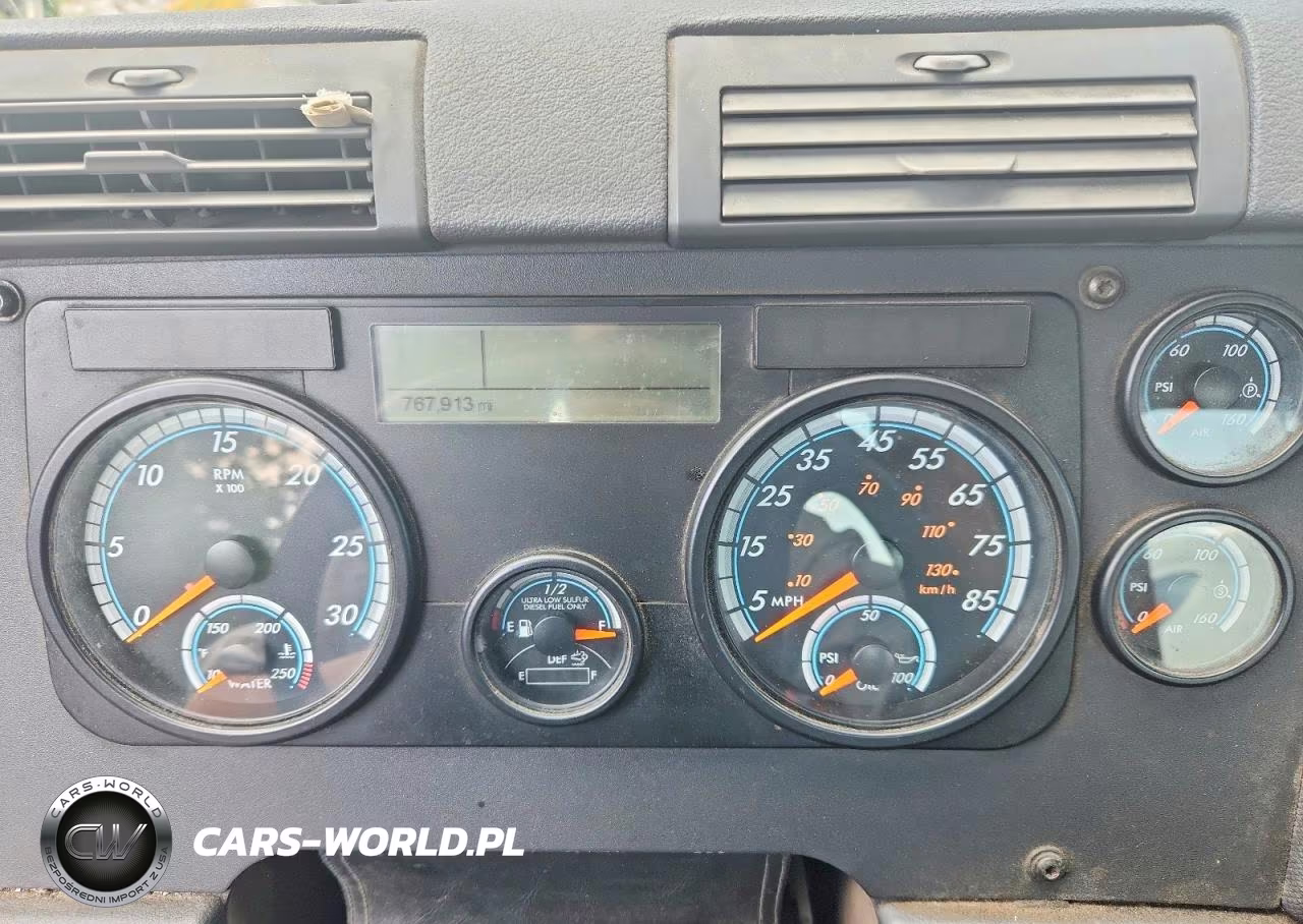 2017 Freightliner Cascadia 113 Semi Truck VIN:1FUBGBDV2HLHH2541 - 8