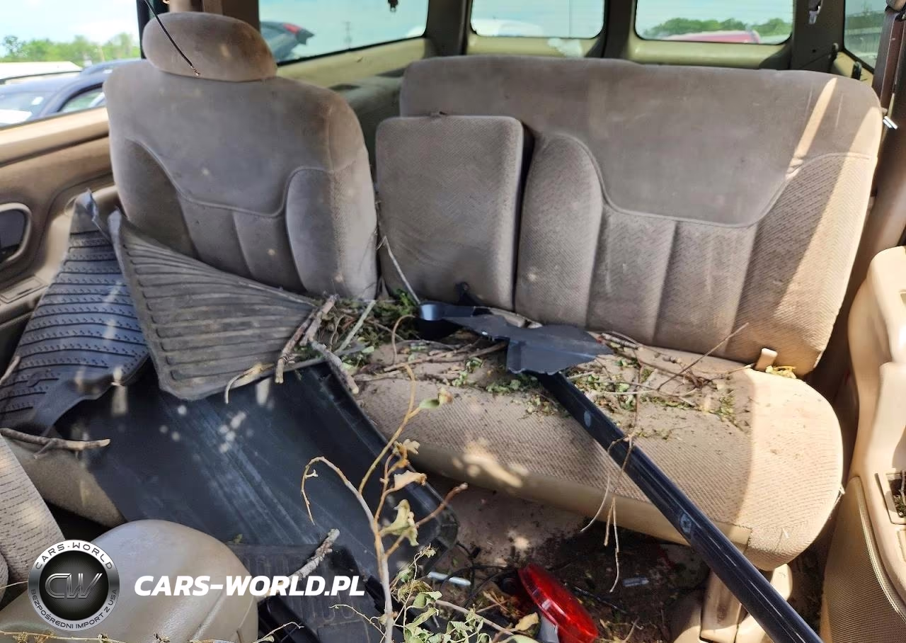 1999 Chevrolet Suburban K1500 VIN:3GNFK16R2XG199002 - 10