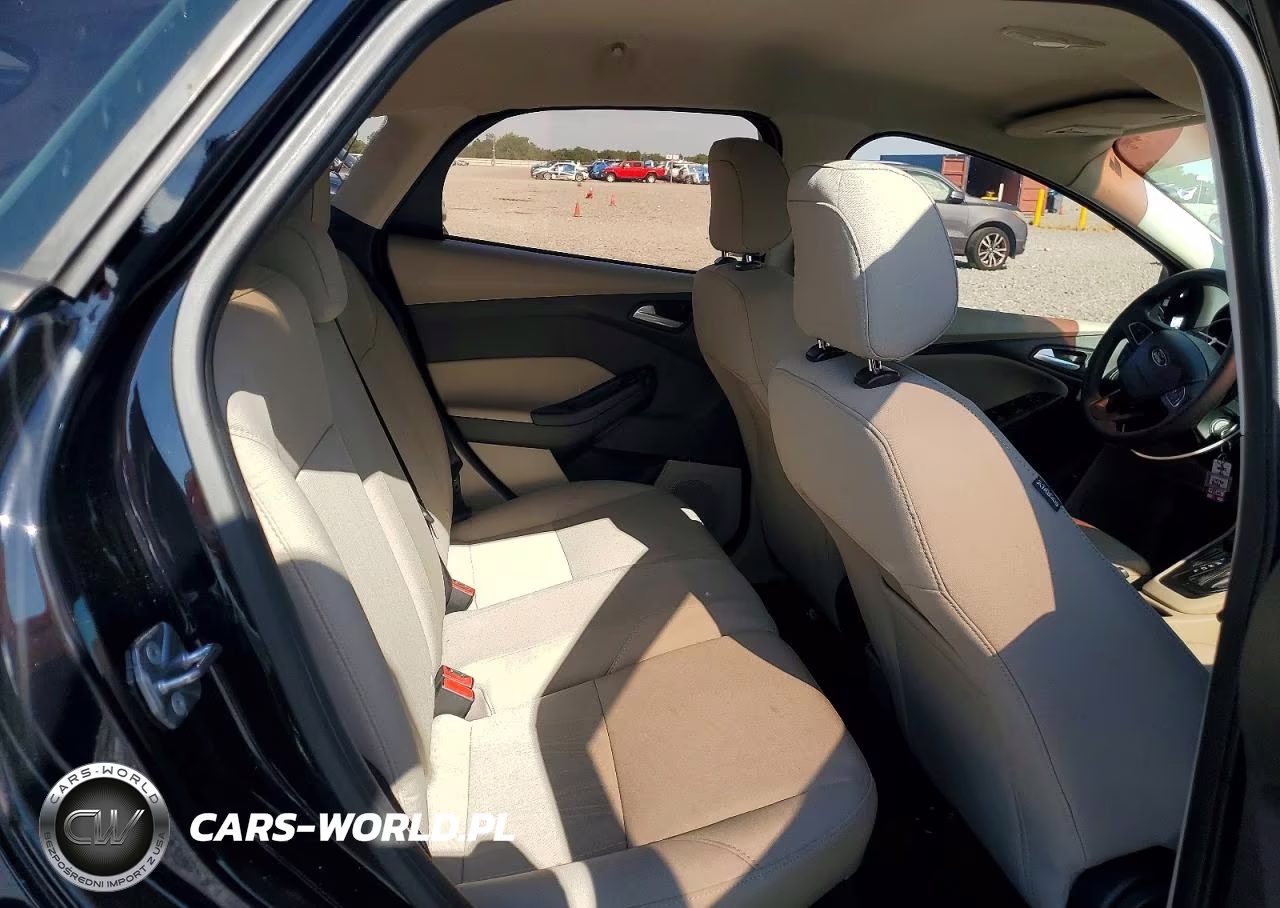 2018 Ford Focus Se VIN:1FADP3K2XJL256567 - 10