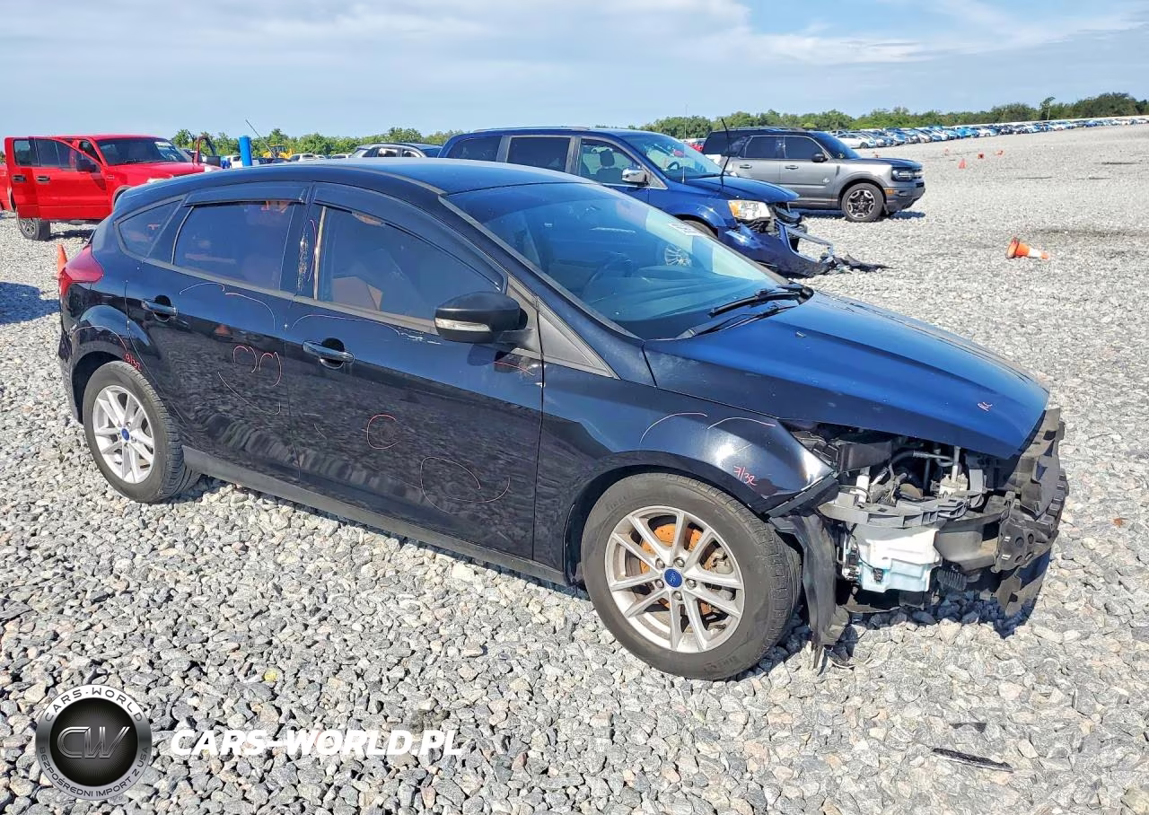 2018 Ford Focus Se VIN:1FADP3K2XJL256567 - 4