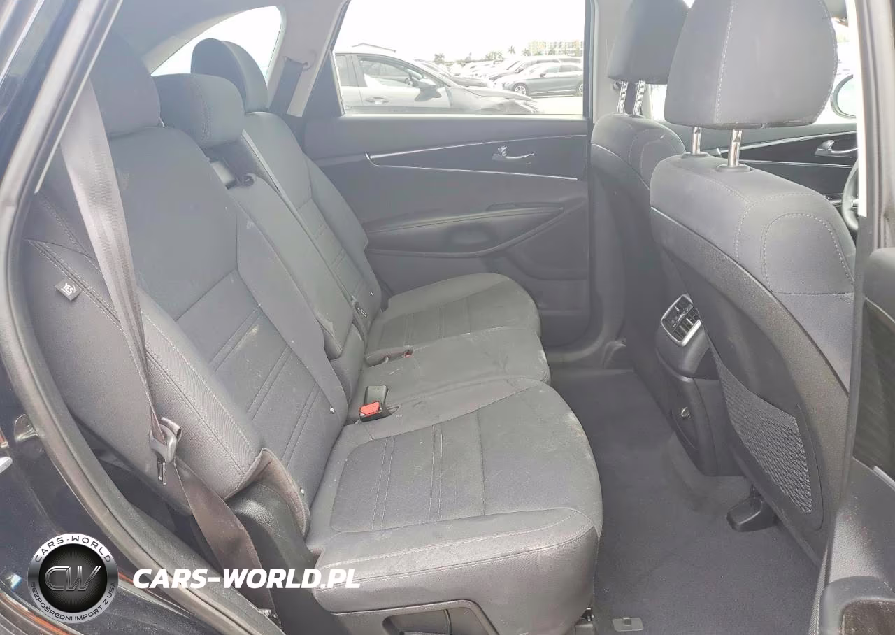 2019 Kia Sorento L VIN:5XYPG4A39KG574233 - 10