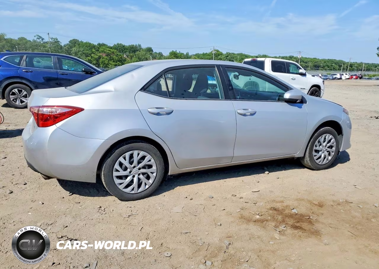 2017 Toyota Corolla Le VIN:2T1BURHE1HC850142 - 3