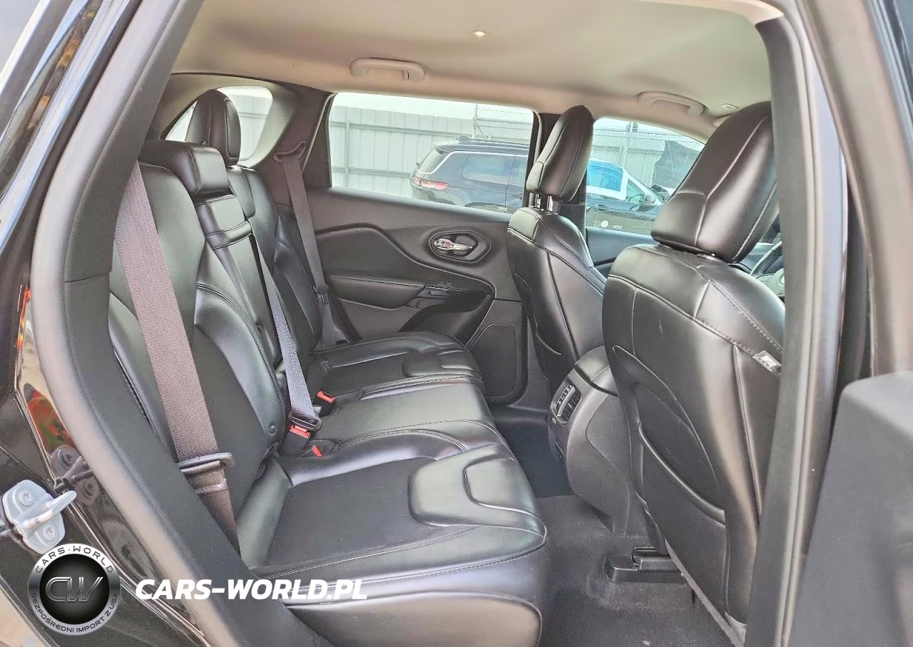 2019 Jeep Cherokee Latitude Plus VIN:1C4PJLLB2KD296239 - 10