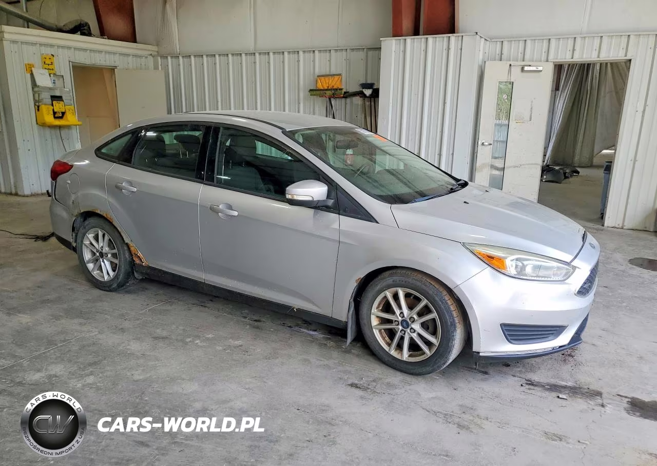 2015 Ford Focus Se VIN:1FADP3F27FL353033 - 4