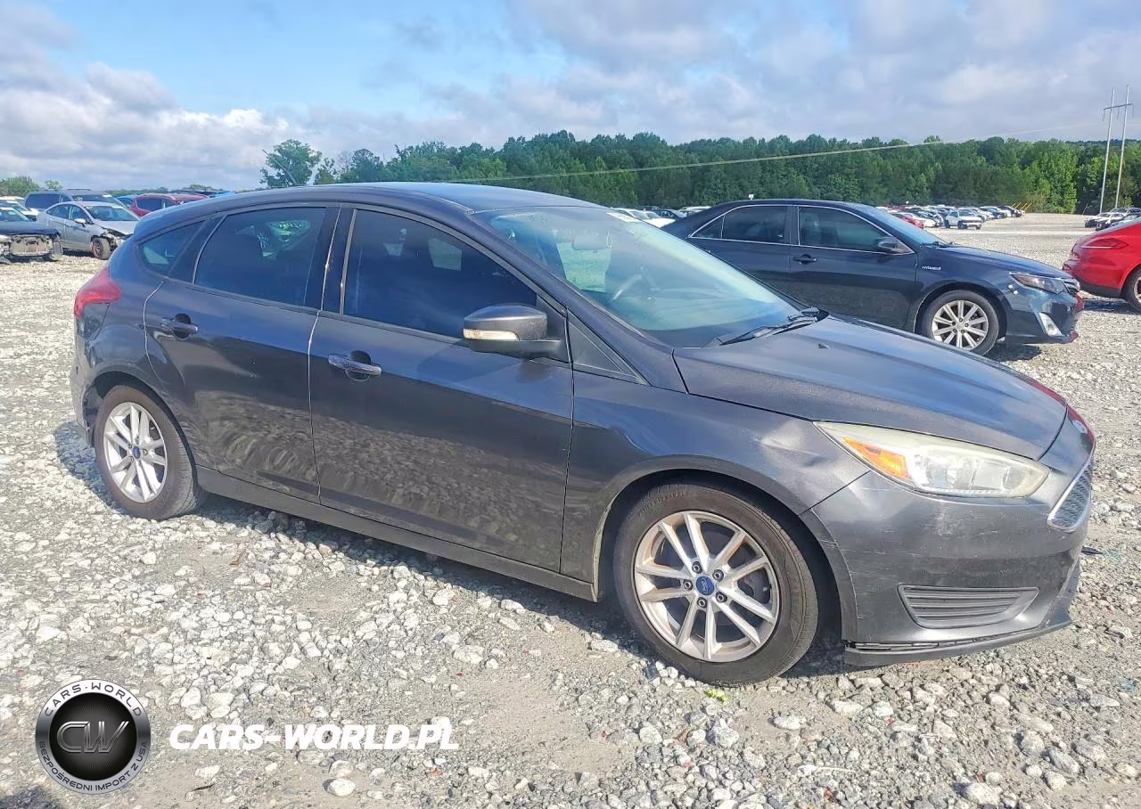 2015 Ford Focus Se VIN:1FADP3K27FL328736 - 4