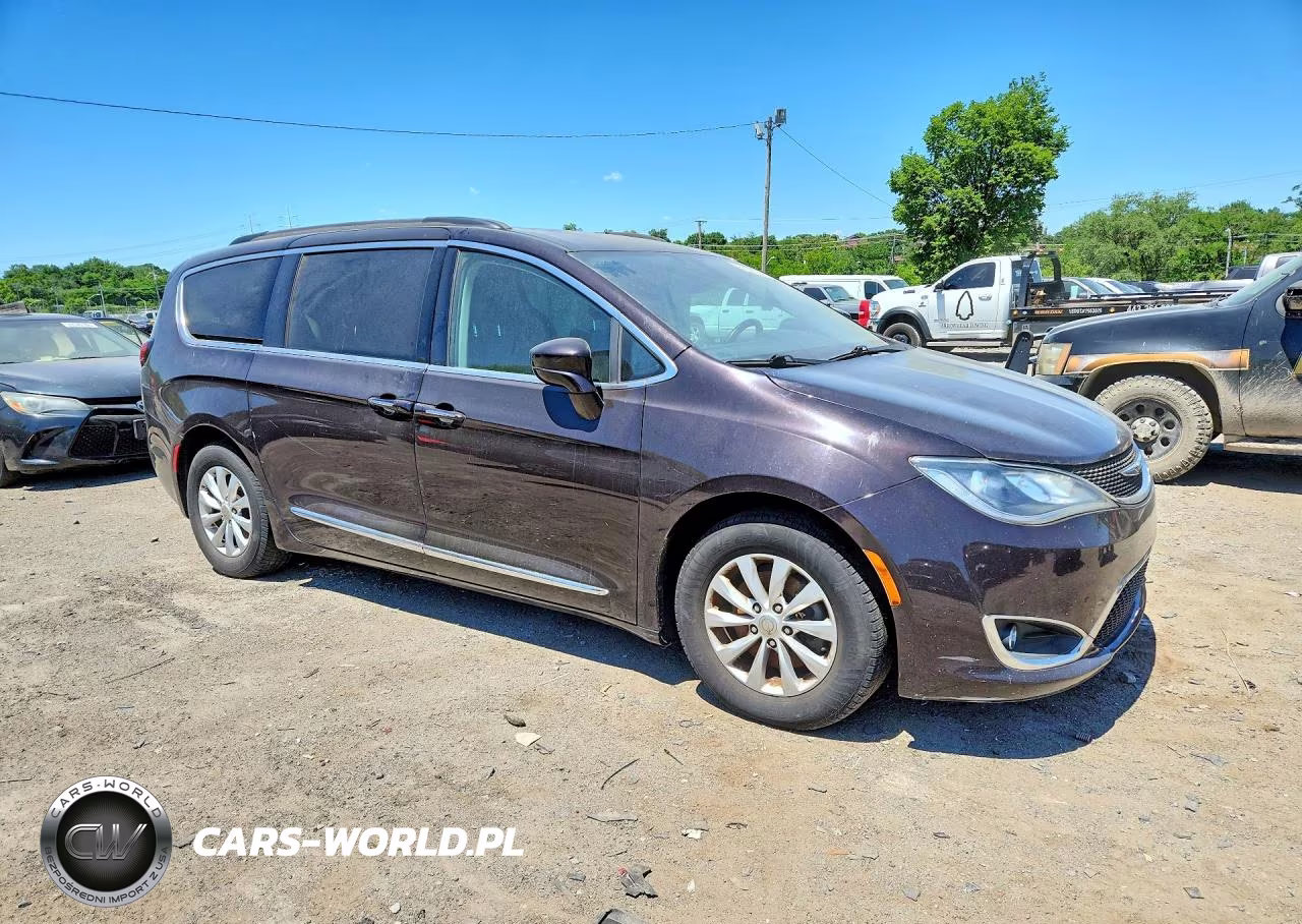 2017 Chrysler Pacifica Touring L VIN:2C4RC1BG6HR733850 - 4
