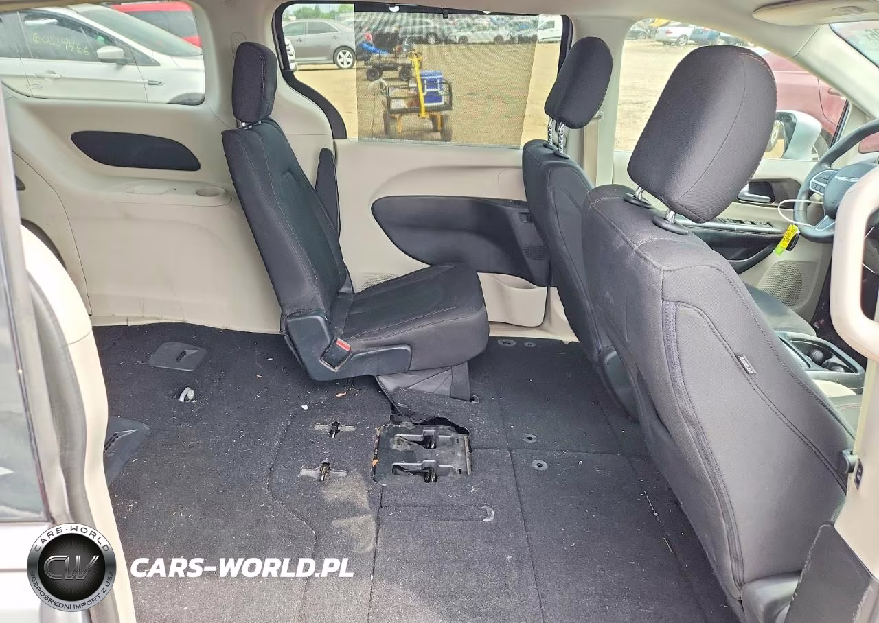 2018 Chrysler Pacifica Touring Plus VIN:2C4RC1FG5JR277677 - 11