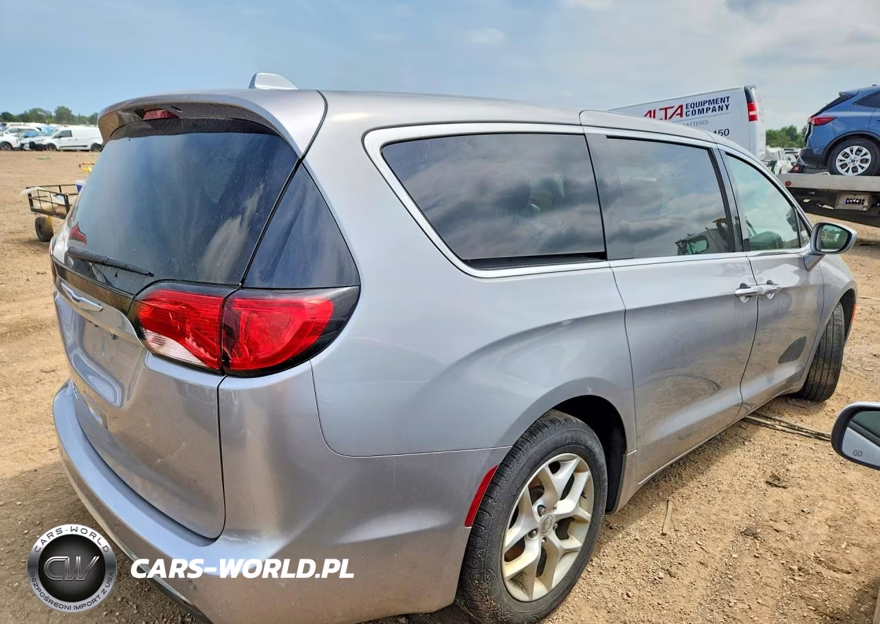 2018 Chrysler Pacifica Touring Plus VIN:2C4RC1FG5JR277677 - 3