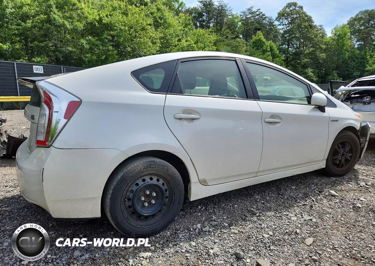 2013 Toyota Prius Two VIN:JTDKN3DU5D5562445 - 3