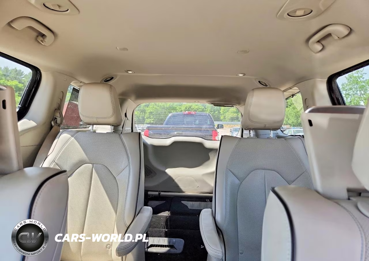 2018 Chrysler Pacifica Hybrid Limited VIN:2C4RC1N70JR144830 - 10