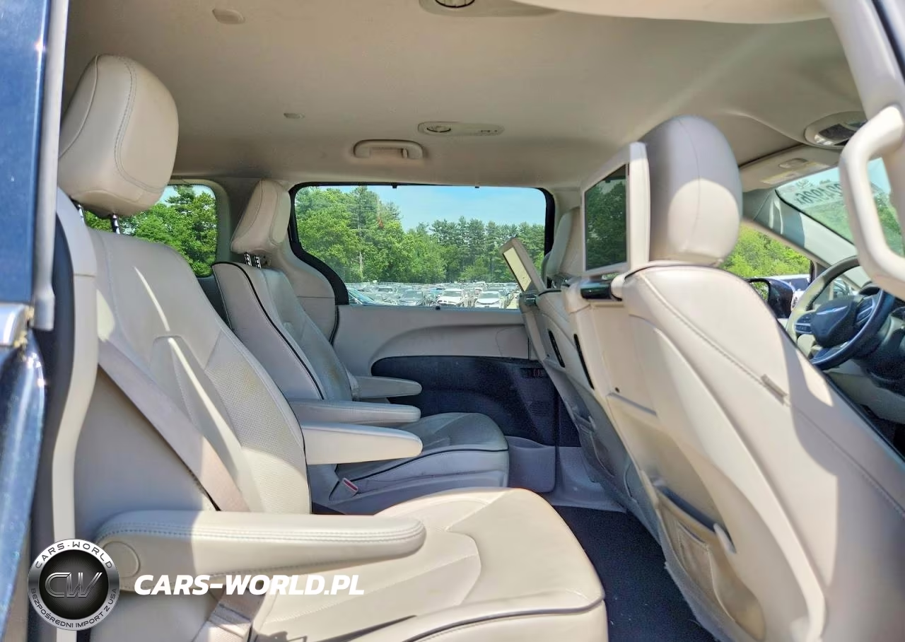 2018 Chrysler Pacifica Hybrid Limited VIN:2C4RC1N70JR144830 - 11