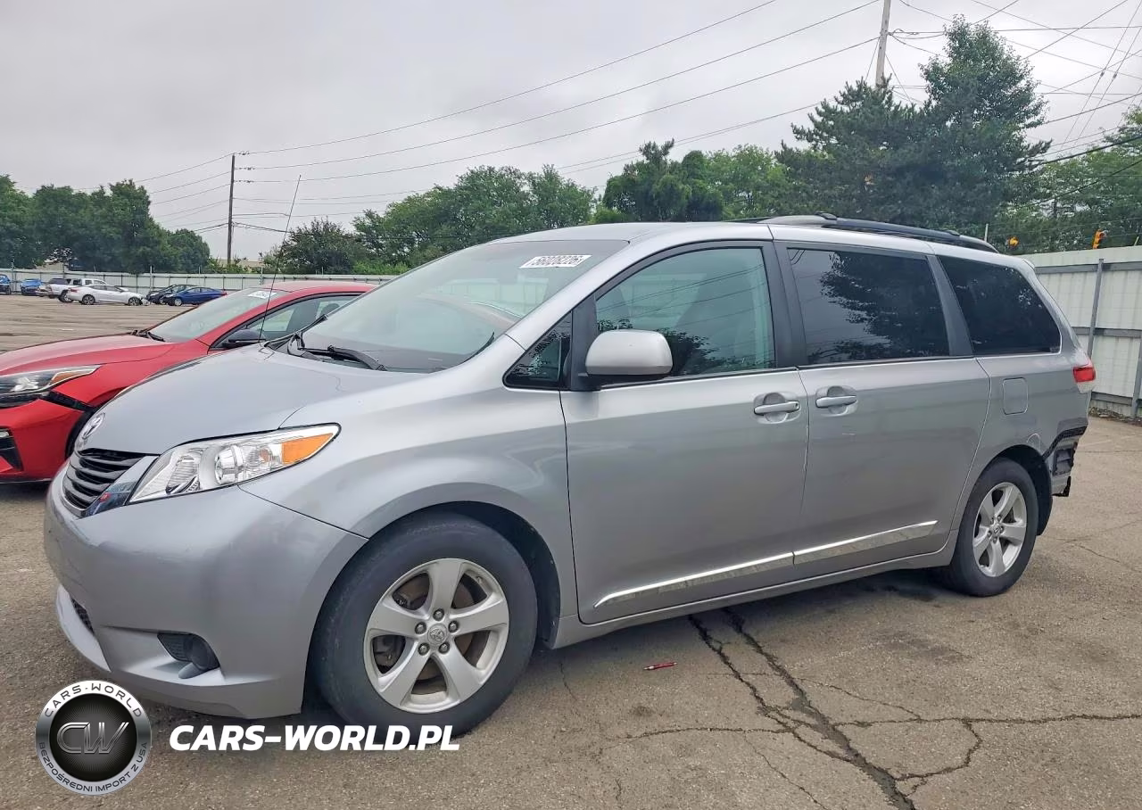 2011 Toyota Sienna Le – zdjęcie 1 z 13