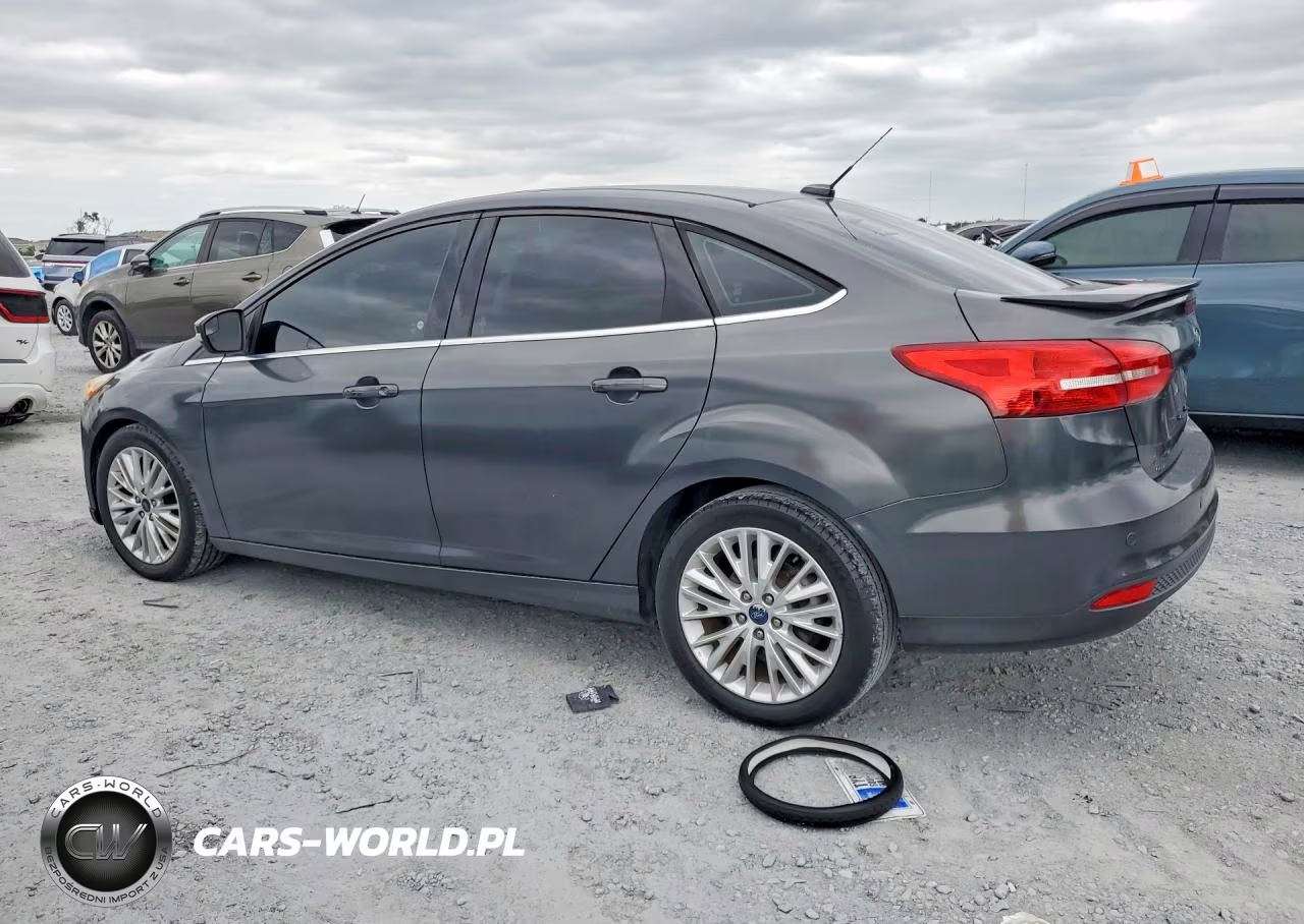 2018 Ford Focus Titanium VIN:1FADP3J2XJL294124 - 2