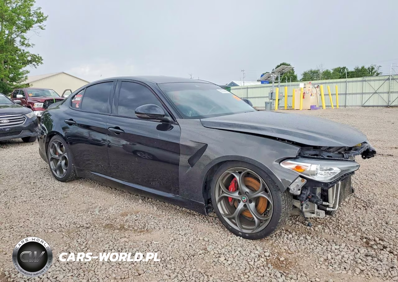 2019 Alfa Romeo Giulia Ti VIN:ZARFANBN4K7608200 - 4