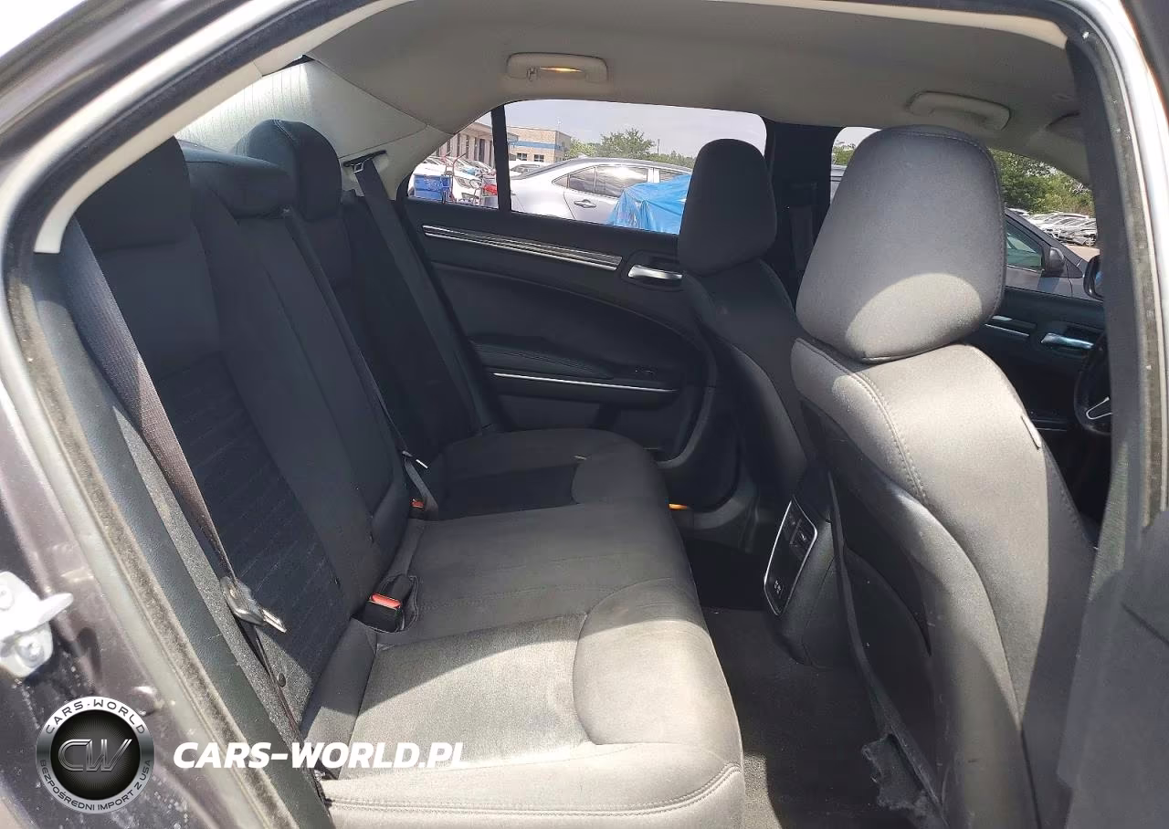 2019 Chrysler 300 Touring VIN:2C3CCAAG8KH610298 - 10