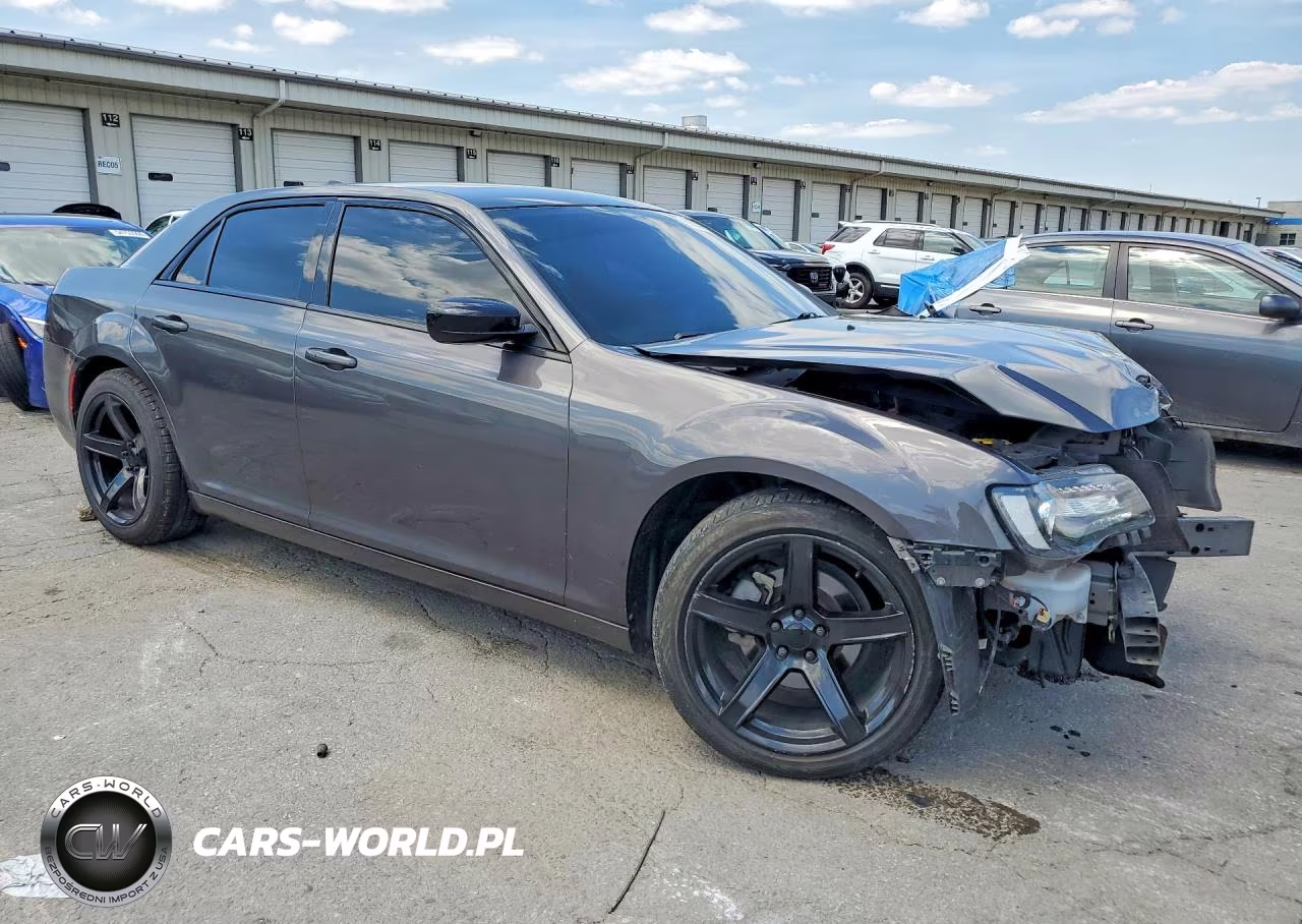 2019 Chrysler 300 Touring VIN:2C3CCAAG8KH610298 - 4