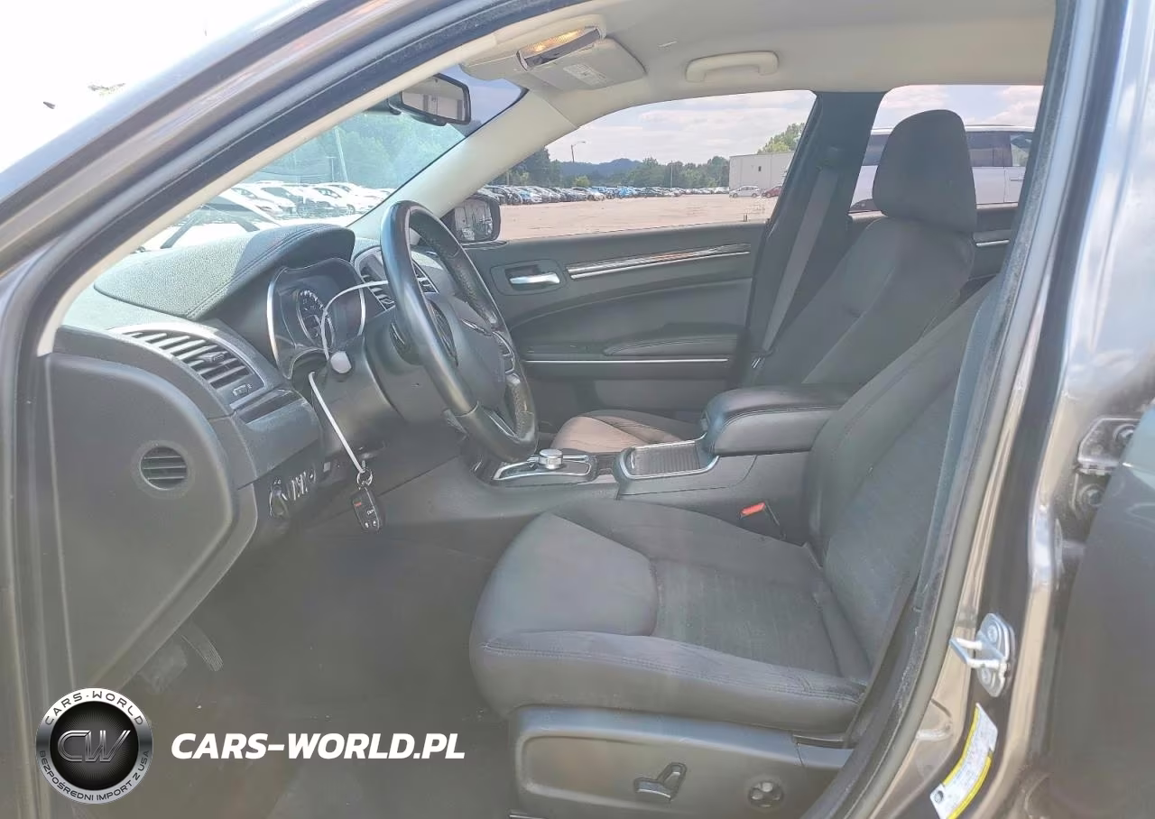 2019 Chrysler 300 Touring VIN:2C3CCAAG8KH610298 - 7