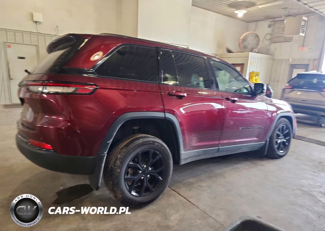 2025 Jeep Grand Cherokee Laredo VIN:1C4RJHAG3SC272042 - 3