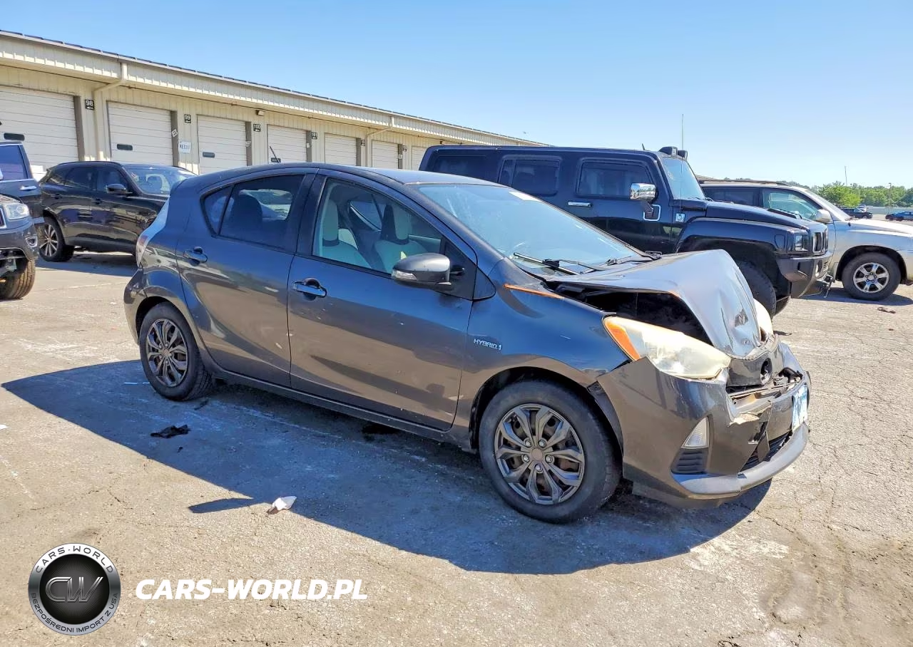 2013 Toyota Prius C VIN:JTDKDTB33D1545650 - 4