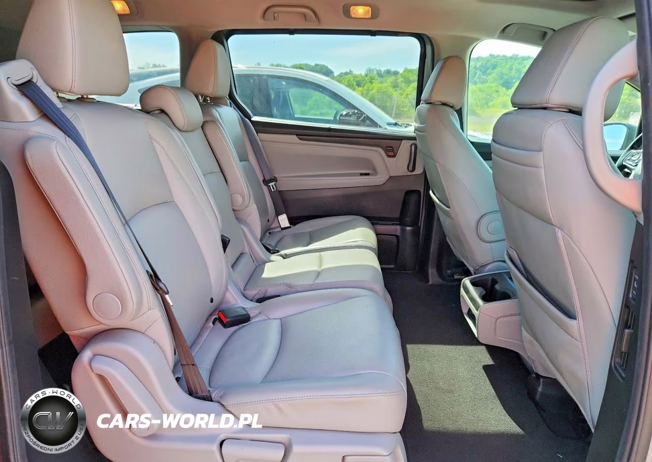 2018 Honda Odyssey Touring VIN:5FNRL6H88JB020401 - 11