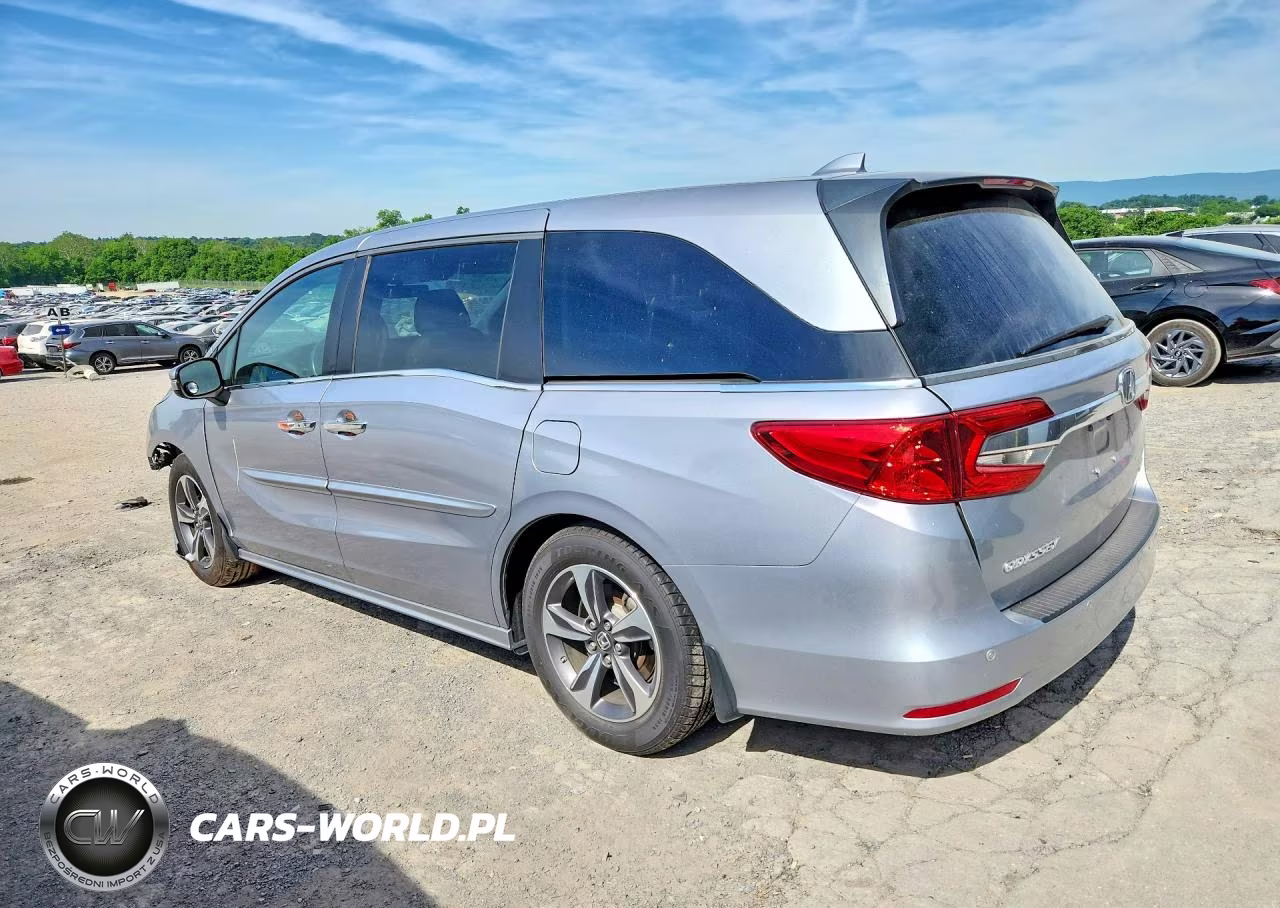 2018 Honda Odyssey Touring VIN:5FNRL6H88JB020401 - 2