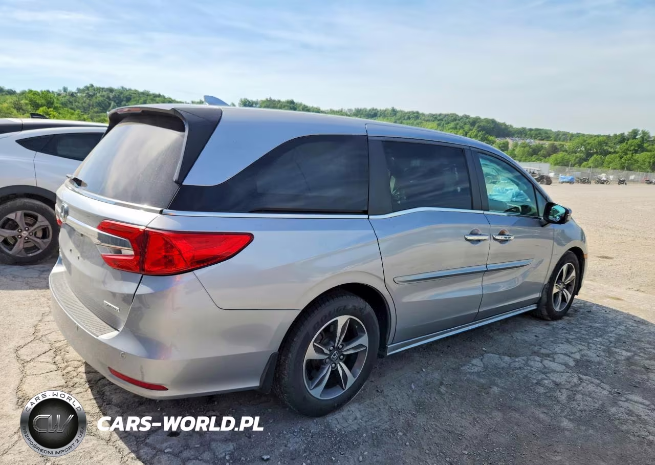 2018 Honda Odyssey Touring VIN:5FNRL6H88JB020401 - 3