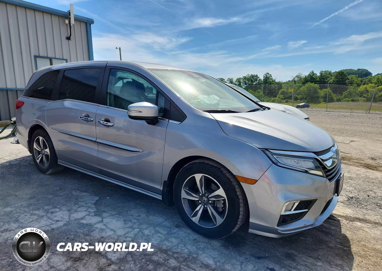 2018 Honda Odyssey Touring VIN:5FNRL6H88JB020401 - 4