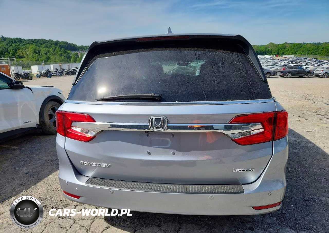 2018 Honda Odyssey Touring VIN:5FNRL6H88JB020401 - 6