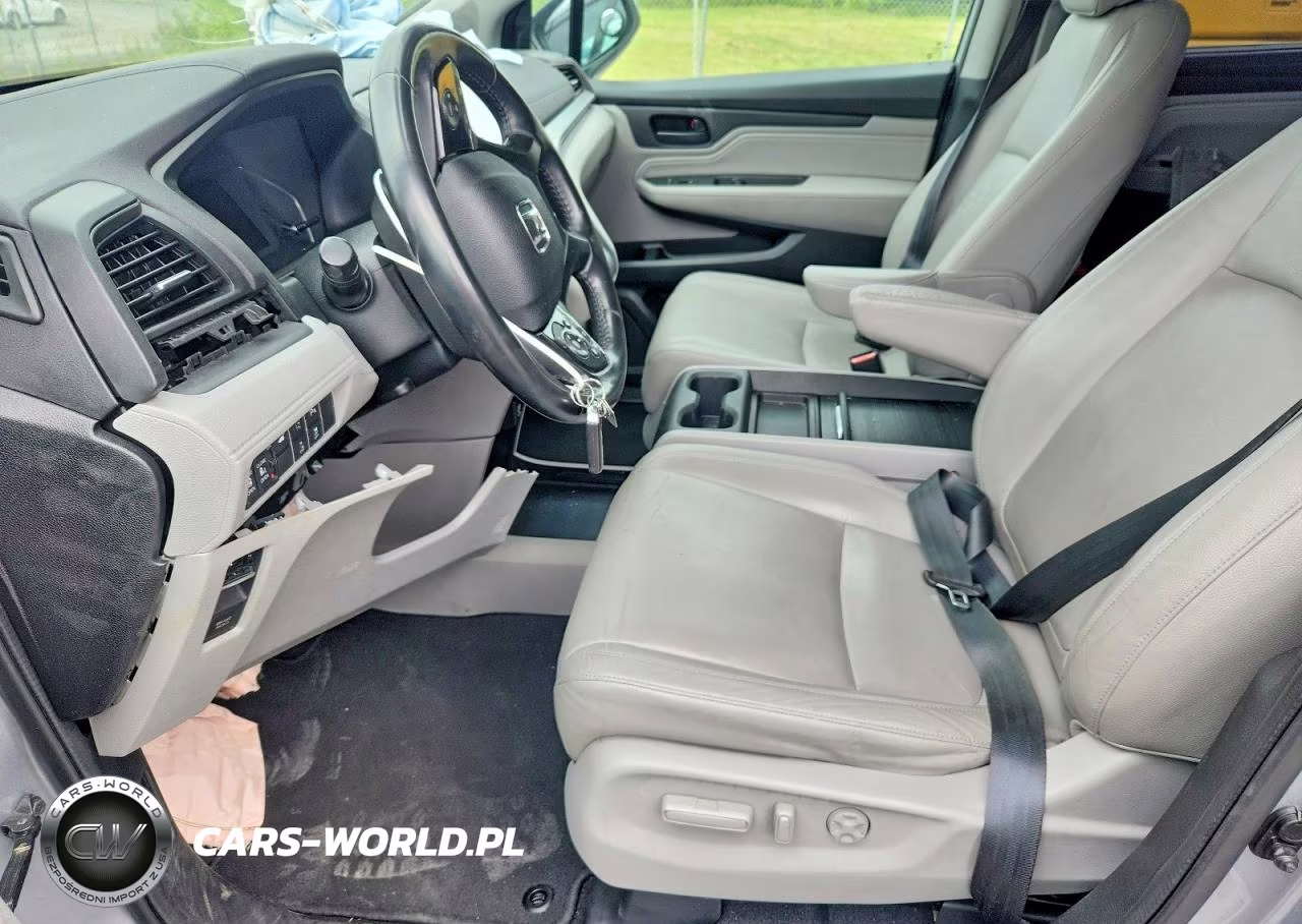 2018 Honda Odyssey Touring VIN:5FNRL6H88JB020401 - 7