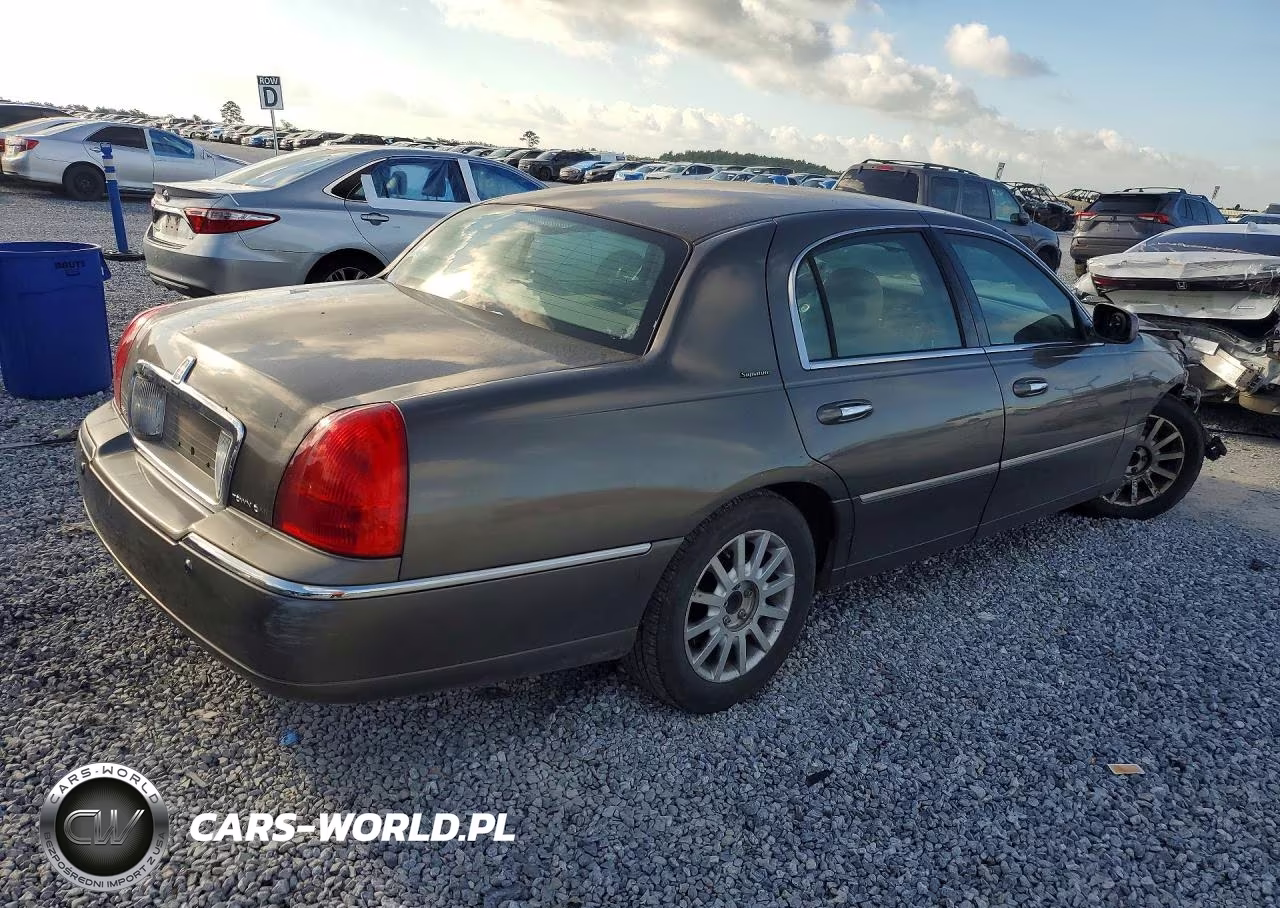 2004 Lincoln Town Car Signature VIN:1LNHM81W24Y671200 - 3